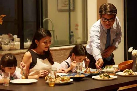 Nhìn món ăn thừa trên mâm cơm đãi khách, tôi xấu hổ còn chồng thì hả hê