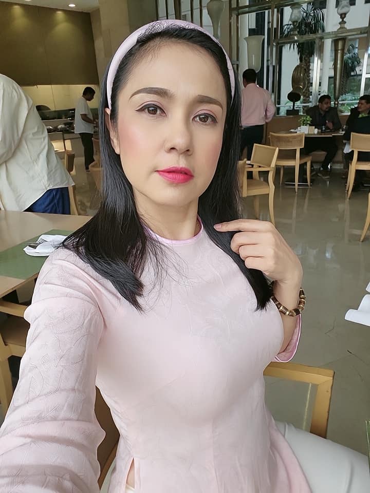 Việt Trinh lần đầu đeo nhẫn cưới, nói gì về tin được cầu hôn ở tuổi U60?-1