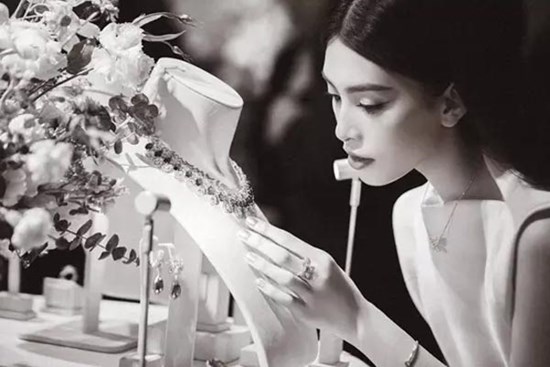 Tặng nhà mặt phố giá trị lớn cho bố mẹ sau 5 năm đăng quang, sự thật Hoa hậu Tiểu Vy giàu ra sao?