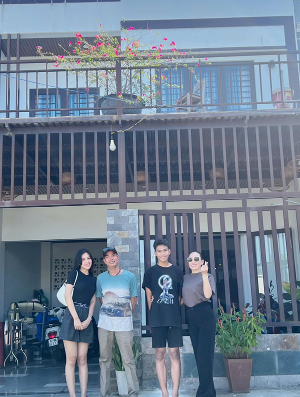 Tặng nhà mặt phố giá trị lớn cho bố mẹ sau 5 năm đăng quang, sự thật Hoa hậu Tiểu Vy giàu ra sao?-2