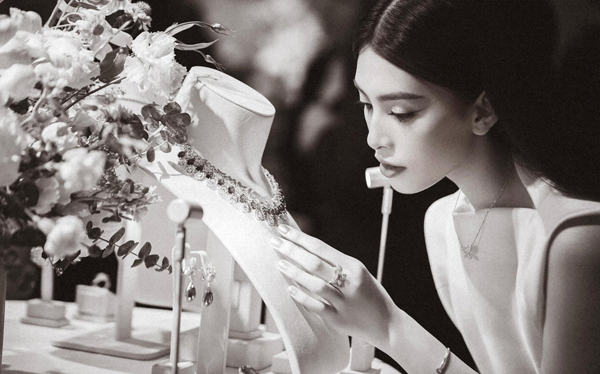 Tặng nhà mặt phố giá trị lớn cho bố mẹ sau 5 năm đăng quang, sự thật Hoa hậu Tiểu Vy giàu ra sao?-3