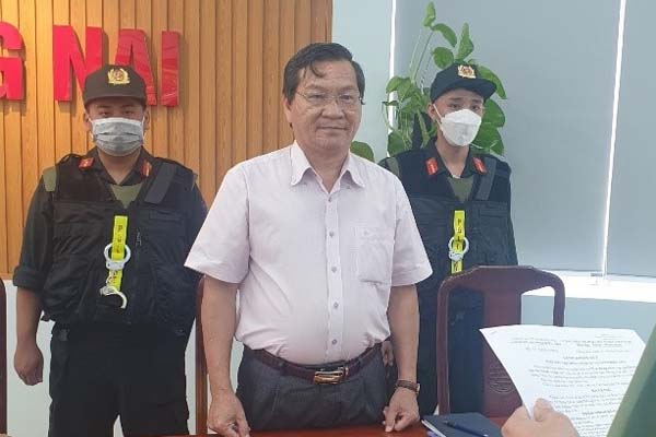 Xe đầu kéo mất lái, tông thẳng vào lan can đường Vành đai 3 trên cao-4