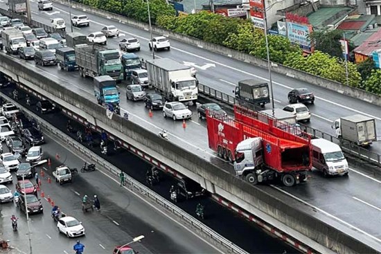 Xe đầu kéo mất lái, tông thẳng vào lan can đường Vành đai 3 trên cao