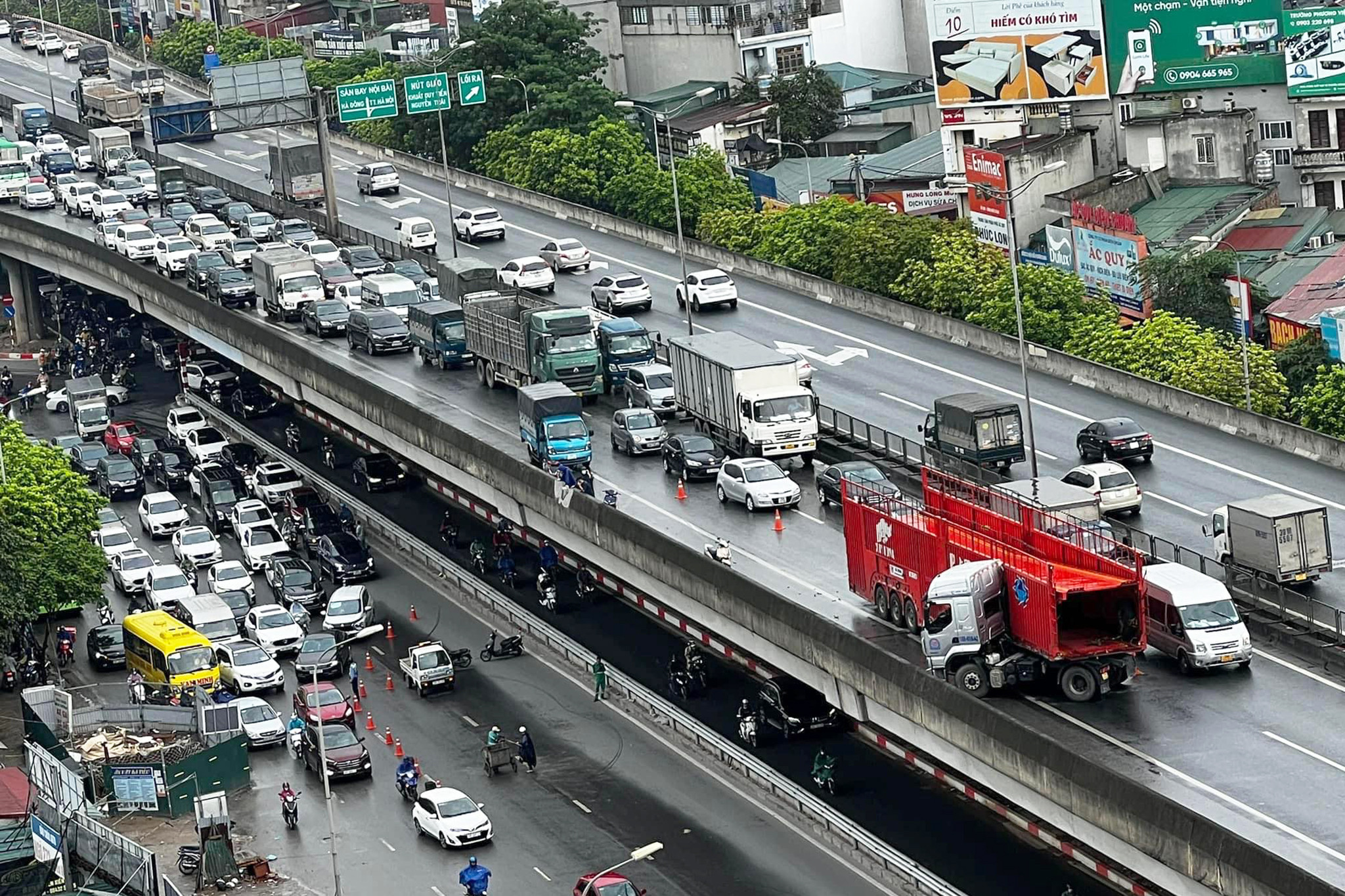 Xe đầu kéo mất lái, tông thẳng vào lan can đường Vành đai 3 trên cao-1