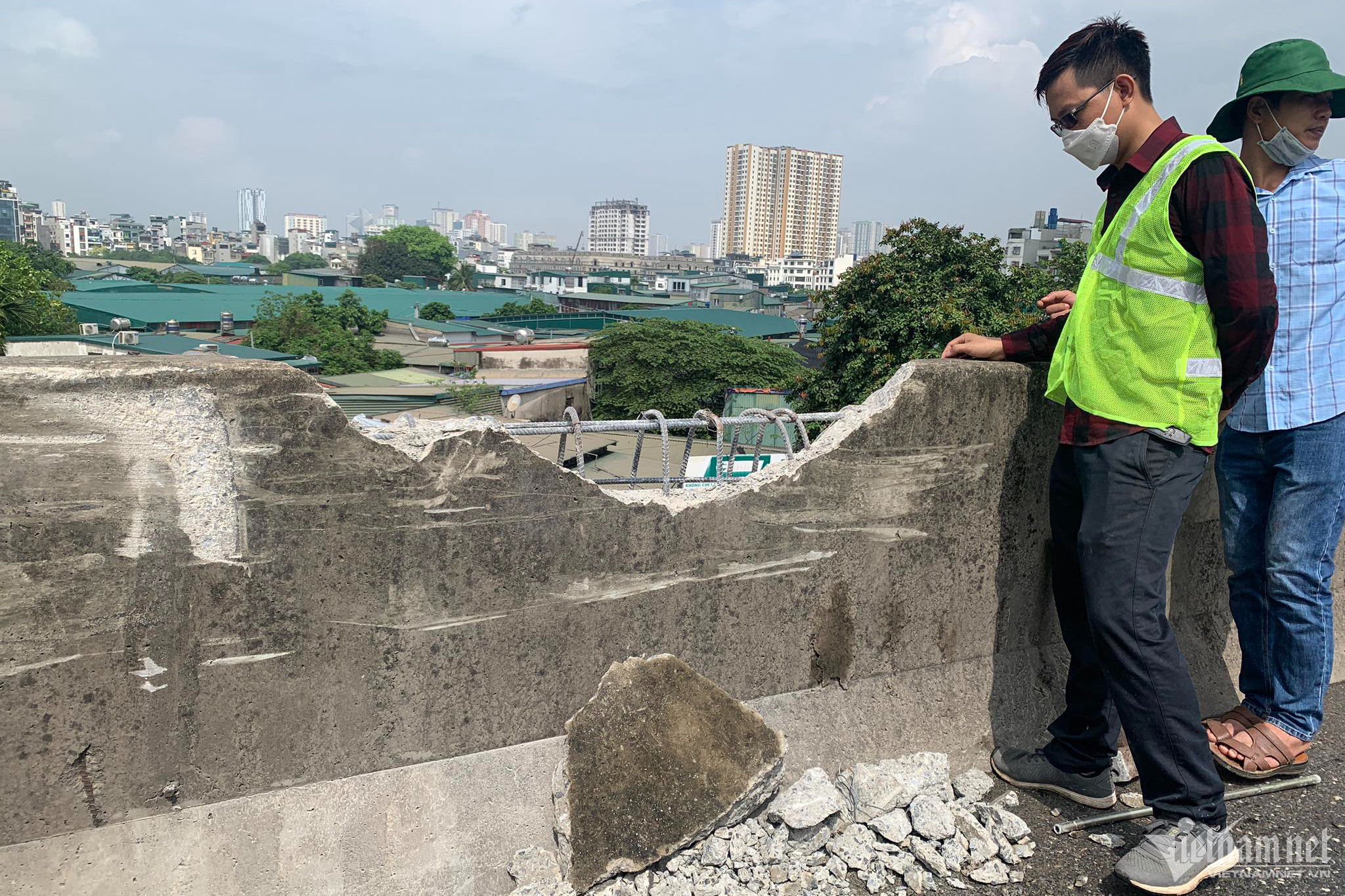 Xe đầu kéo mất lái, tông thẳng vào lan can đường Vành đai 3 trên cao-2