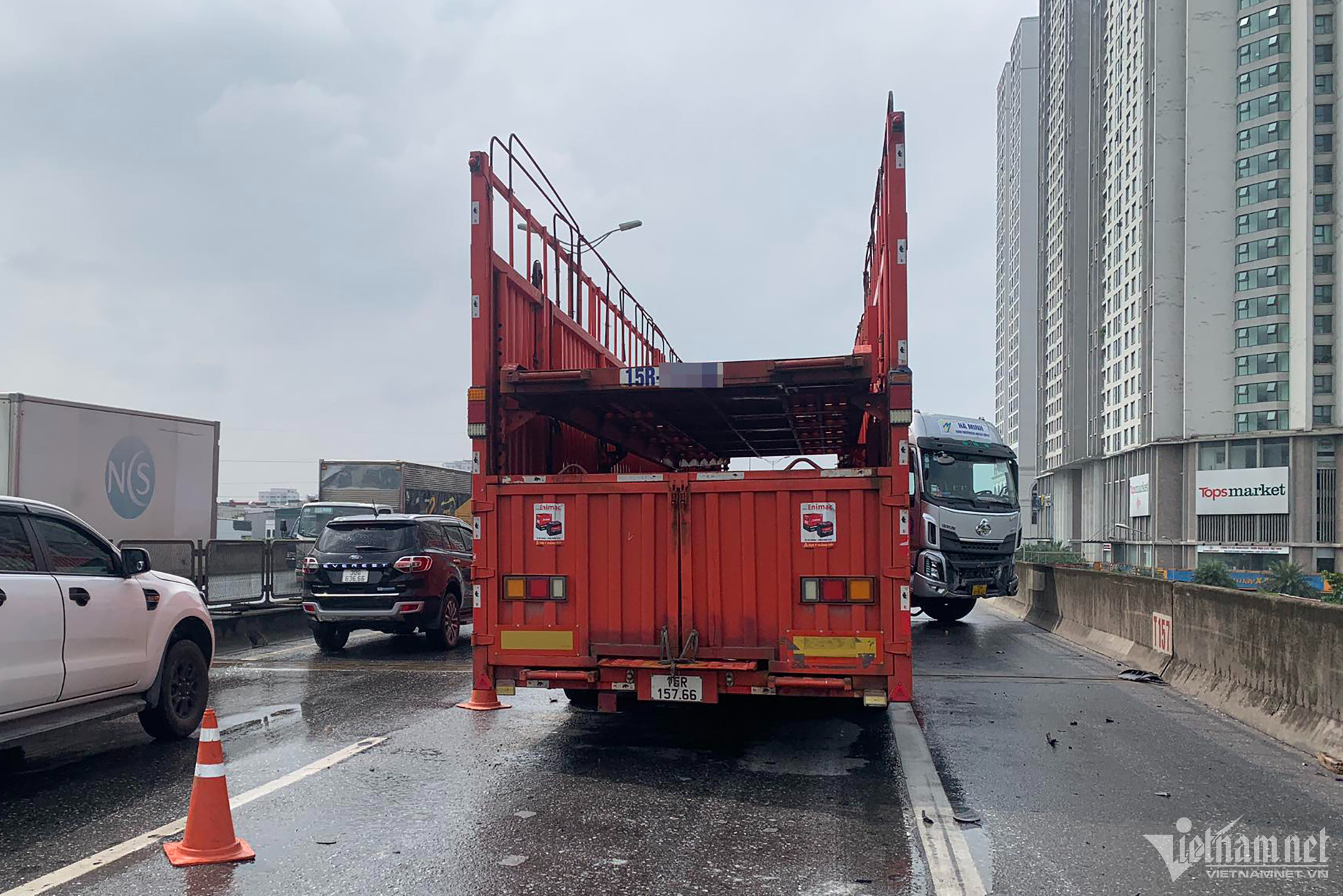 Xe đầu kéo mất lái, tông thẳng vào lan can đường Vành đai 3 trên cao-3