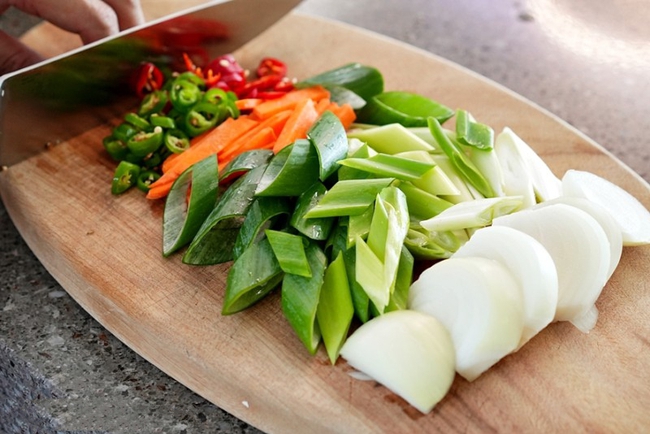 Bữa tối mùa hè chỉ cần một đĩa thịt xào thế này vừa nhanh lại ngon-1