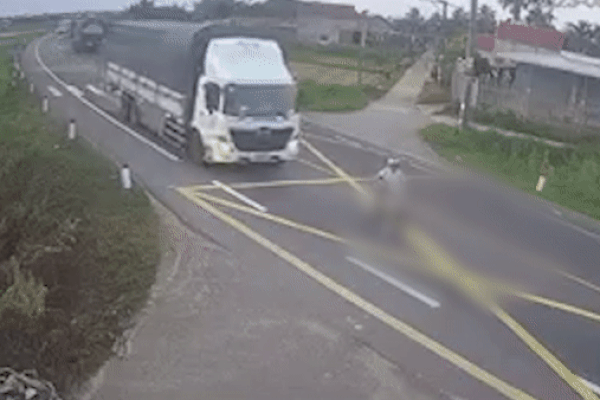 Người đàn ông bị xe tải hất văng khi sang đường
