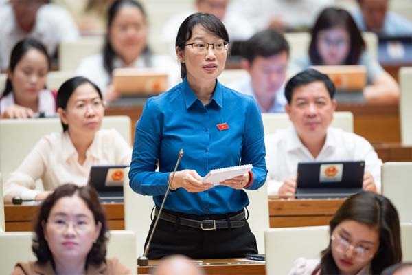Tạm giữ đối tượng tự cắn tay chảy máu, đấm 2 cảnh sát bị thương-2