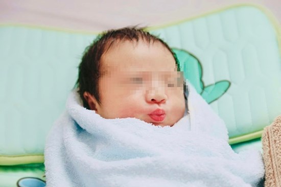 Hai lần rạch bụng mẹ để đón bé trai 3,2kg
