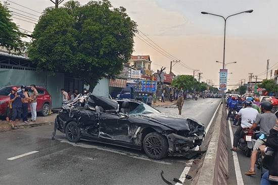 Ô tô tông hàng loạt phương tiện, ít nhất 3 người bị thương