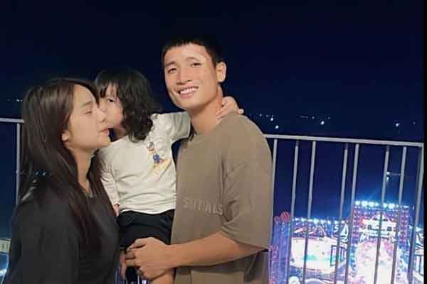 Biểu cảm của vợ Bùi Tiến Dũng sau ồn ào trên mạng gây chú ý-4