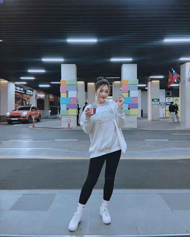 Nữ tiếp viên trưởng nổi tiếng khoe sắc vóc đời thường-5