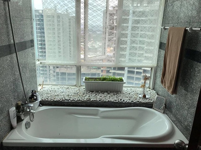 Gây tranh cãi vì một hành động với người hâm mộ, ca sĩ Lan Trinh và bạn trai đồng giới hiện sống ra sao?-13