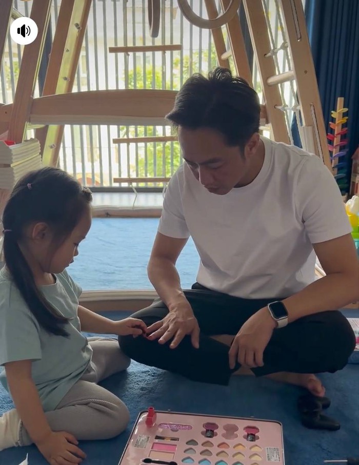 Xả vai doanh nhân, Cường Đô La dành thời gian chăm sóc con gái cưng-1