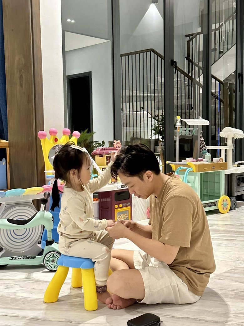 Xả vai doanh nhân, Cường Đô La dành thời gian chăm sóc con gái cưng-4