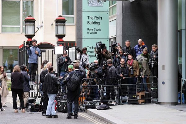 Harry lại khiến Hoàng gia Anh thót tim-2