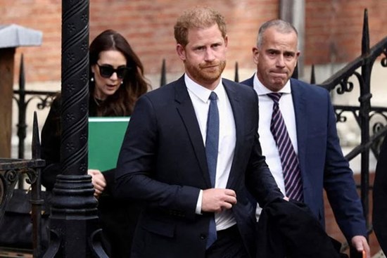 Harry lại khiến Hoàng gia Anh thót tim
