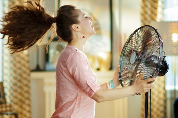 Cho điều hòa, quạt điện phả thẳng vào mặt: Thói quen cần bỏ ngay-1