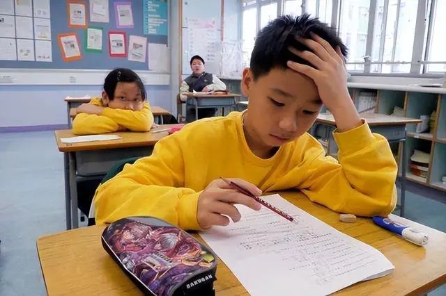 Một cặp song sinh chỉ khác nhau một thói quen mà thành tích học tập chênh lệch-1