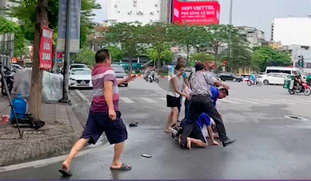 Phóng viên Đài PT-TH Hà Nội bị 2 đối tượng hành hung khi đang tác nghiệp-1
