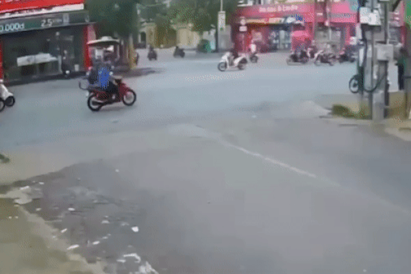 Ôtô tông hàng loạt xe máy, hất văng người đi đường lên vỉa hè