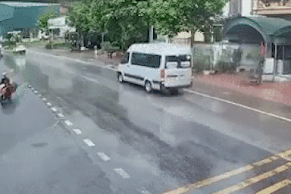 Clip: Kẹt giữa xe buýt và xe tải, 2 người phụ nữ thoát chết thần kỳ-1