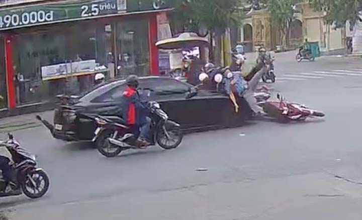 Ô tô điên đâm loạt xe máy, xe tải ở Bình Dương: Nạn nhân chết não, nguy kịch-1