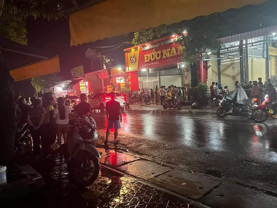 Cướp xông vào tiệm vàng, nổ súng bắn trọng thương gia chủ ở Hải Dương-1