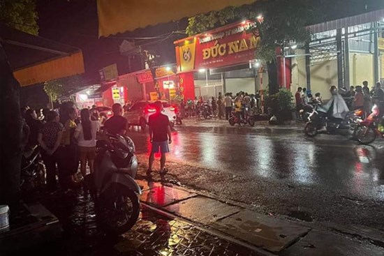 Cướp xông vào tiệm vàng, nổ súng bắn trọng thương gia chủ ở Hải Dương