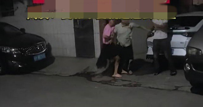 Bắt quả tang vợ hú hí với nhân tình ngoài đường, hành động của người vợ khiến chồng bất lực-1