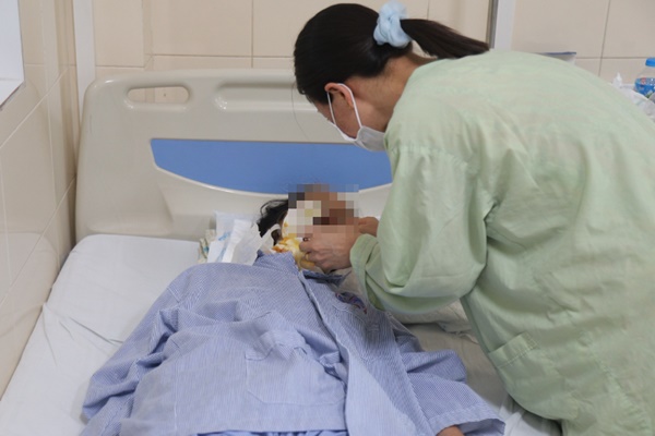 U môi ‘nở’ như súp lơ sau 3 năm tự chữa bệnh bằng cách ăn thực dưỡng-1