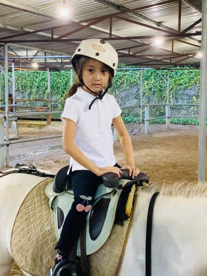 Ái nữ 8 tuổi của Hà Kiều Anh: Nhan sắc tiểu mỹ nhân, học cưỡi ngựa từ nhỏ-13
