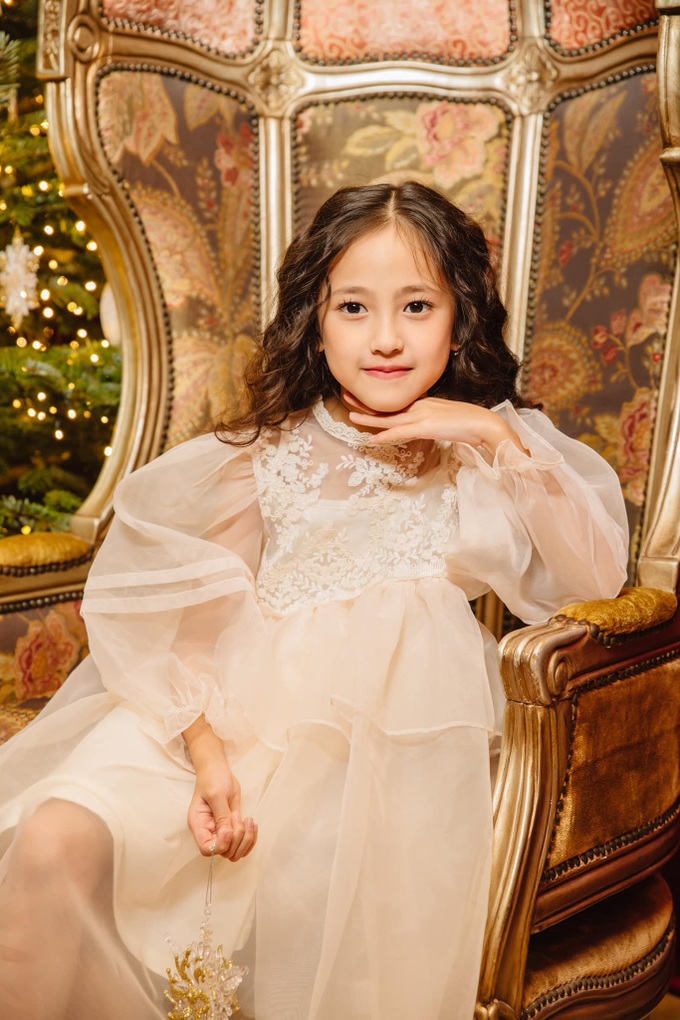 Ái nữ 8 tuổi của Hà Kiều Anh: Nhan sắc tiểu mỹ nhân, học cưỡi ngựa từ nhỏ-14