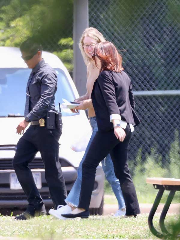 Cuộc sống trong tù của siêu lừa Elizabeth Holmes: Được dùng điện thoại, gọi video, đeo trang sức-2