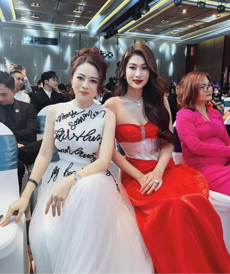 Chân dung bóng hồng ăn tối cùng chồng hờ của Mai Phương Thúy: U40 chân không dài nhưng dáng chuẩn, mặt xinh-5