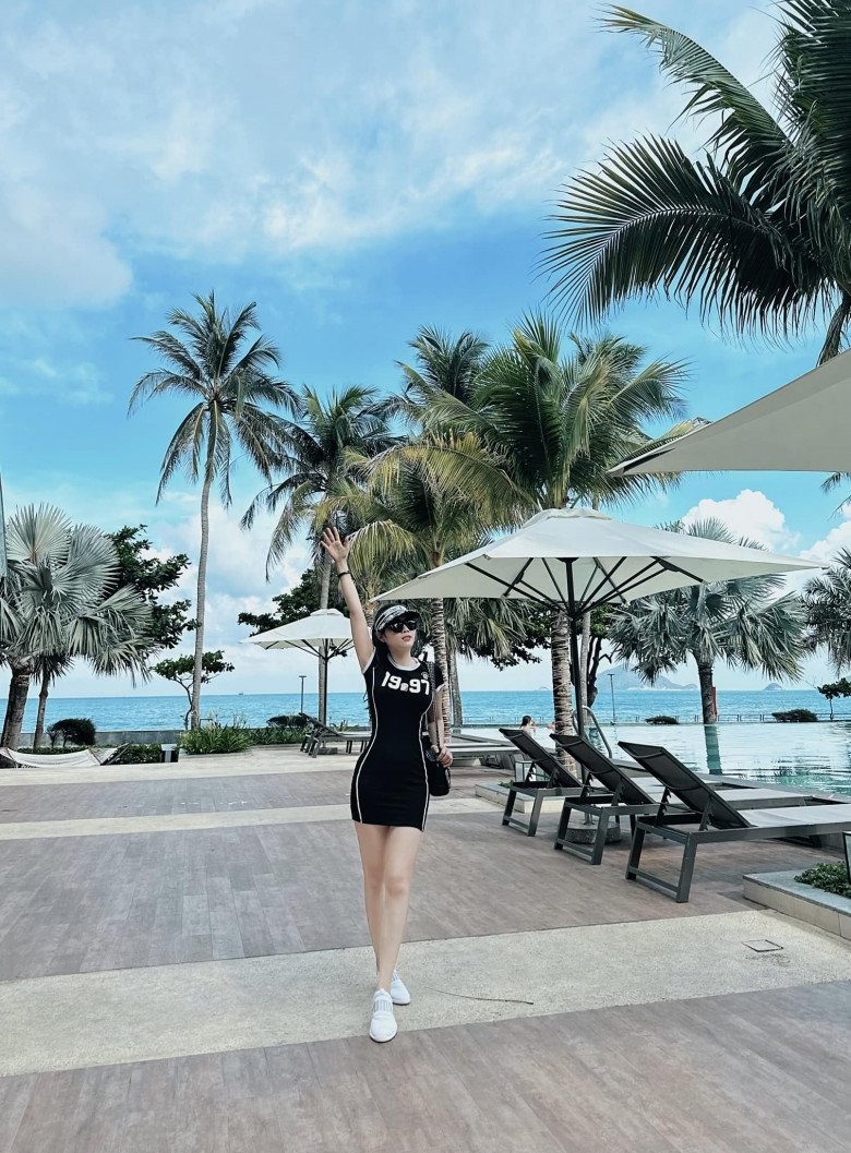 Chân dung bóng hồng ăn tối cùng chồng hờ của Mai Phương Thúy: U40 chân không dài nhưng dáng chuẩn, mặt xinh-7