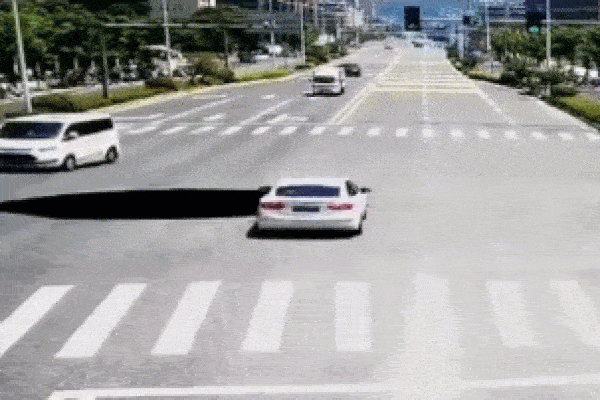 Clip: Hố tử thần khổng lồ bất ngờ nuốt chửng người đi xe máy-1