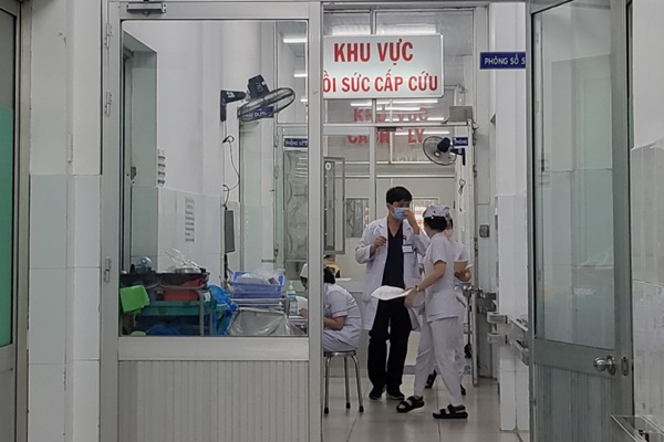 Vụ cả nhà nhập viện sau bữa ăn: Cha đã mất, mẹ đang nguy kịch-1