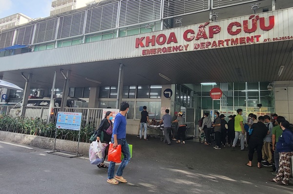 Vụ cả nhà nhập viện sau bữa ăn: Cha đã mất, mẹ đang nguy kịch-2