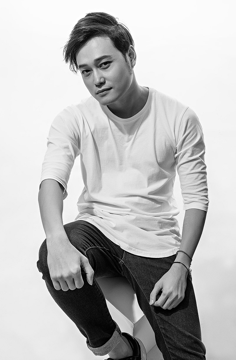 Cuộc sống của 2 hoàng tử” bất ngờ mất tích” khỏi showbiz Việt giờ ra sao?-7