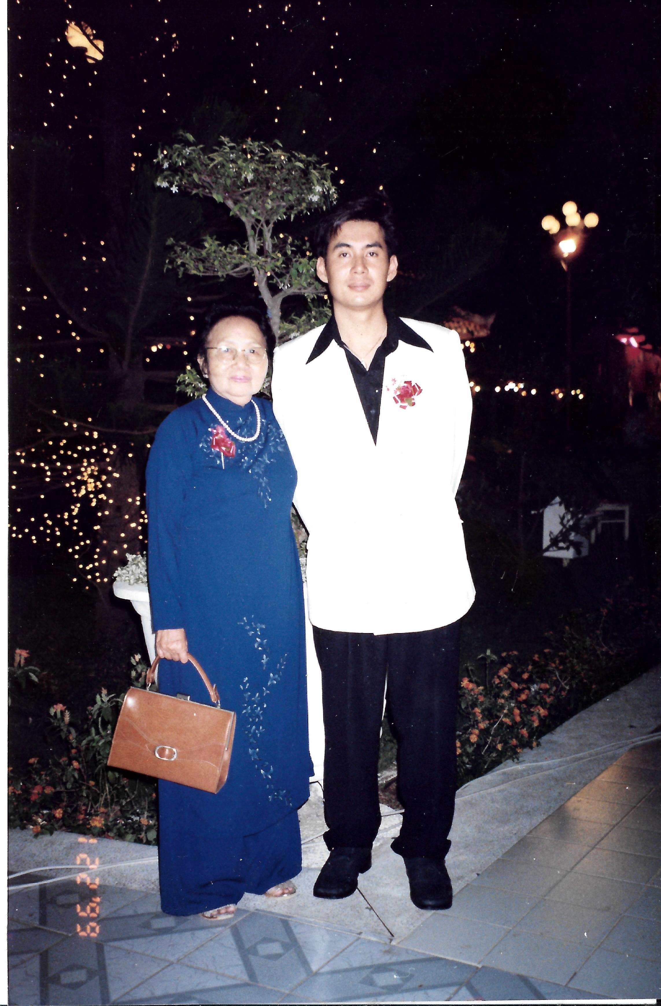 Cuộc sống của 2 hoàng tử” bất ngờ mất tích” khỏi showbiz Việt giờ ra sao?-11