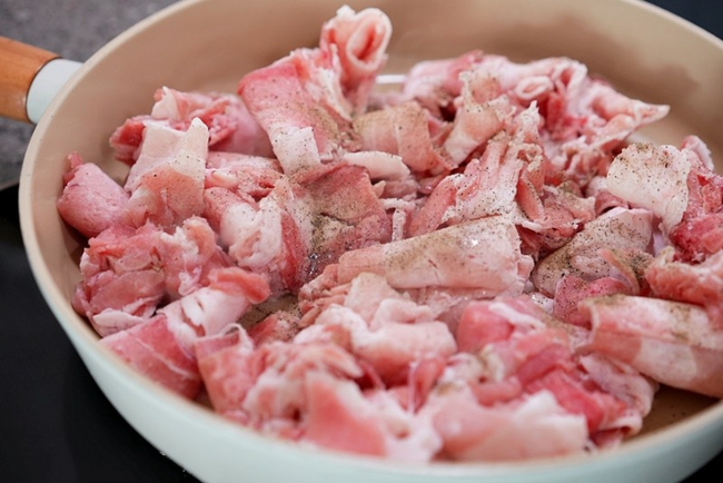 Bữa tối mùa hè chỉ cần một đĩa thịt xào thế này vừa nhanh lại ngon-2