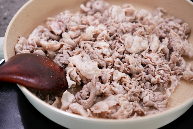 Bữa tối mùa hè chỉ cần một đĩa thịt xào thế này vừa nhanh lại ngon-3