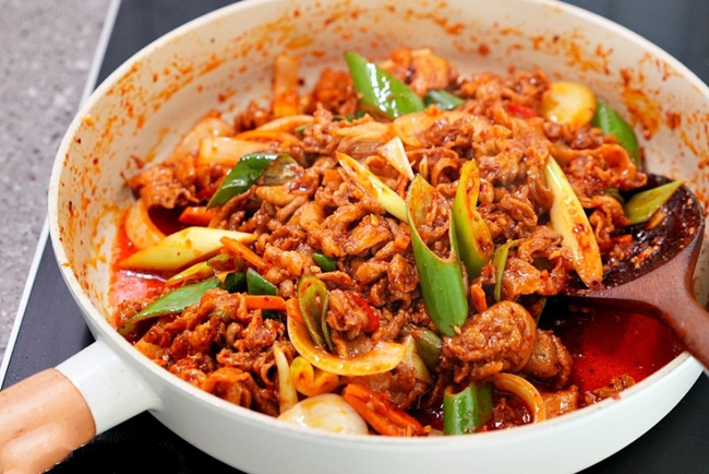 Bữa tối mùa hè chỉ cần một đĩa thịt xào thế này vừa nhanh lại ngon-5