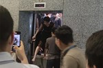 Cô gái kể hơn 10 phút kẹt trong thang máy Keangnam Landmark 72-4