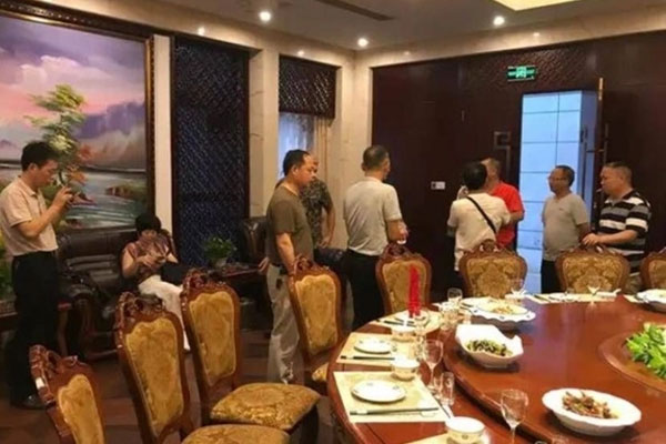 Lỡ hẹn với người tình, chồng tính về ôm vợ ngủ nhưng thấy người nằm trên giường, anh run bắn-2