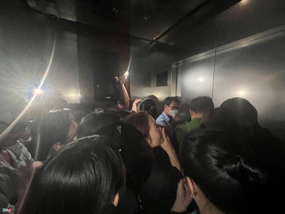 Cô gái kể hơn 10 phút kẹt trong thang máy Keangnam Landmark 72-1