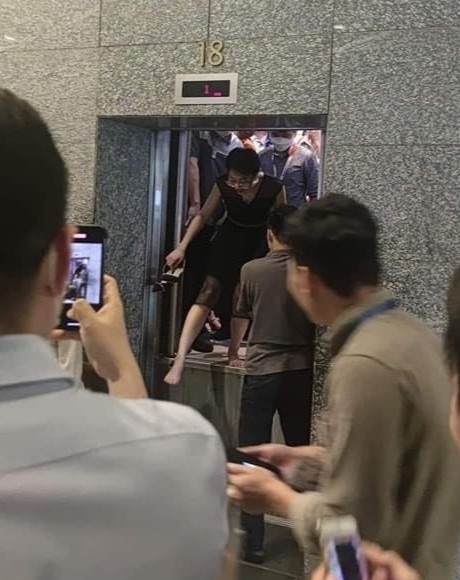 Cô gái kể hơn 10 phút kẹt trong thang máy Keangnam Landmark 72-3