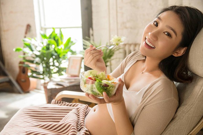Ngoài ngủ muộn và dùng điện thoại, 4 hành vi này gây ảnh hưởng không tốt tới thai nhi-2
